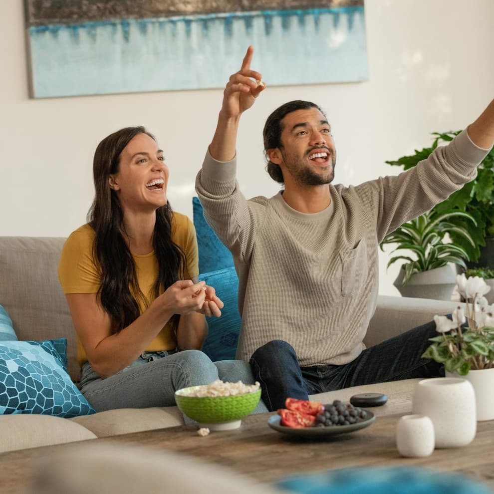 Un giovane uomo e una giovane donna gioiscono dopo il trattamento Invisalign®