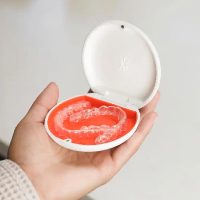 I Vivera™ retainer nella loro custodia arancione